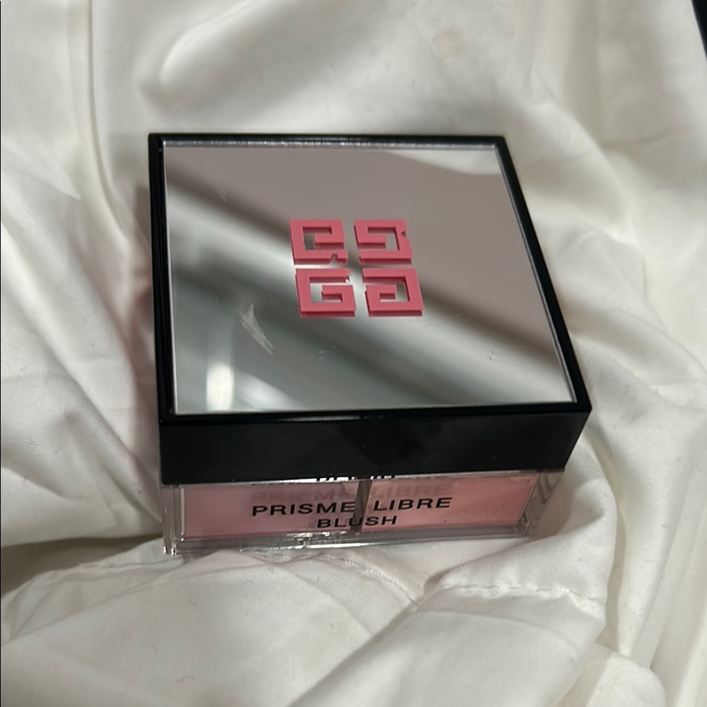 Givenchy Prisme Libre 4 Color Loose Powder Blush. NEW! In Shade 2: Taffatas Rosè